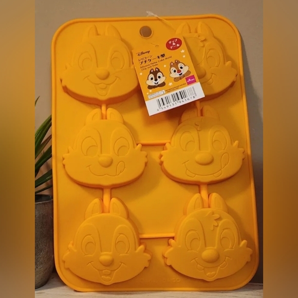 NWT Disney Silicone Cake Mold Large Chip and Dale - Picture 3 of 3